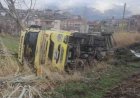 Gölbaşı'nda hurda yüklü tır devrildi