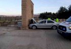 Duvara çarpan otomobildeki 2 kişi yaralandı