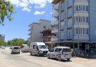 Balkona çıkan şahsı ekipler ikna ederek indirdi