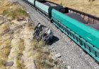 Yük treni hemzemin geçitte kamyona çarptı: 1 yaralı