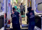 Şakalaşırken bacağından bıçaklandı