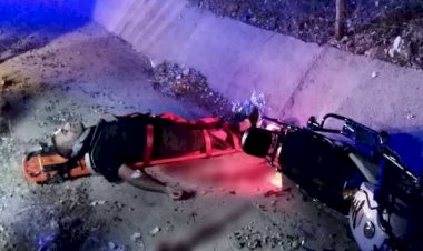 Taklalar atan motosiklet kanala düştü: 2 yaralı