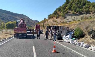 Virajı alamayan kamyon yan yattı