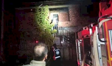 Binanın çatısı alev alev yandı