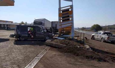 Kamyonet ile hafif ticari araç çarpıştı: 4 yaralı