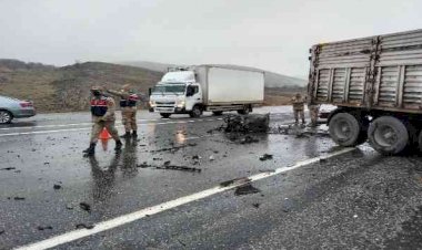 Karşı şeride geçen tır 2 araca çarptı