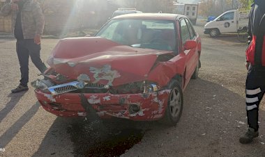 Otomobil ile minibüs çarpıştı