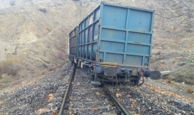 Gölbaşında yük treni raydan çıktı