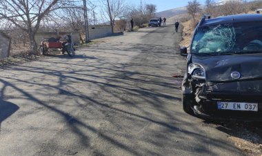 Motosiklet ile hafif ticari araç çarpıştı: 3 yaralı