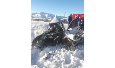 Hurdaya dönen araçtan yaralı olarak kurtuldu