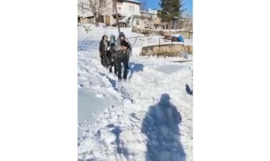 Sağlık görevlisi yaşlı hastayı sırtında taşıdı