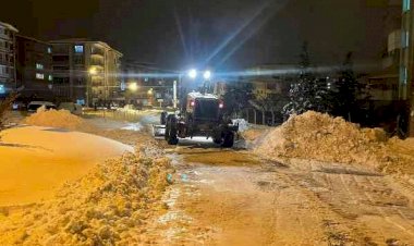 Gölbaşı Belediyesi, kaldırımlarda kar temizleme ve tuzlama yapıyor