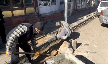 Gölbaşı Belediyesi kaldırımları onarıyor