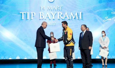 Hastayı sırtında taşıyan sağlık görevlisi hediyesini Cumhurbaşkanından aldı