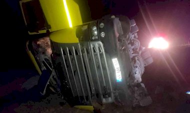 Şarampole devrilen tır sürücüsü yaralandı