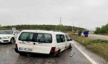 Hafif ticari araç aydınlatma direğine çarptı: 2 yaralı