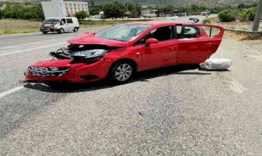 Otomobil ile minibüs çarpıştı: 3 yaralı