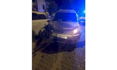 Hafif ticari araç ile otomobil çarpıştı