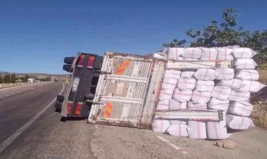 Saman yüklü kamyon devrildi