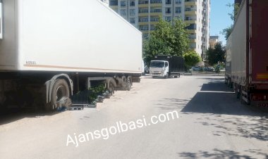 Eşlerini aldatırken uygunsuz halde polise yakalandılar