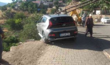 Elektrik direği uçurumdan yuvarlanmasına engel oldu