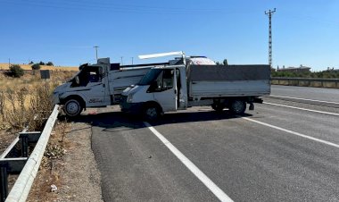 Çarpışan kamyonetlerde maddi hasar meydana geldi