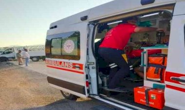 Minibüs ile kamyonet çarpıştı: 2 yaralı