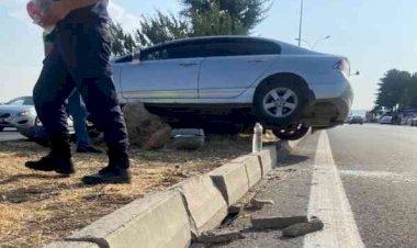 Otomobilin çarptığı elektrik direği başka bir otomobilin üzerine devrildi: 5 yaralı