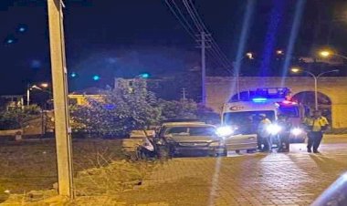 Otomobil istinat duvarına çarptı:2 yaralı