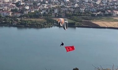 Jandarmanın  kanatları gökyüzünde