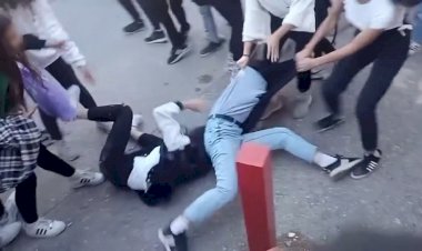 Kız öğrenciler ölesiye birbirine girdi erkekler seyretti