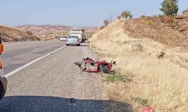 Motosiklet ile kamyonet çarpıştı 2 kişi ağır yaralandı