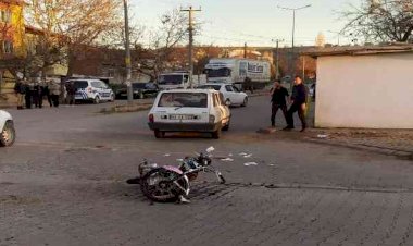 Motosiklet otomobile çarptı