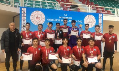 Yunus Emre lisesi yarı finalde