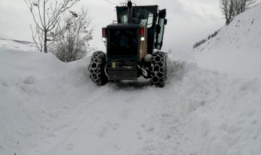 Kapanan köy yolları açılmaya çalışılıyor