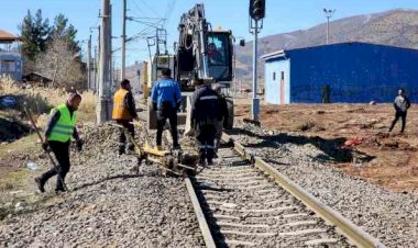 Depremler bin 275 kilometrelik demir yolu hattına hasar verdi