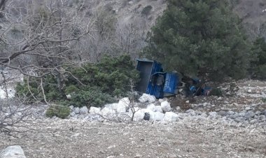 Depremzedelere un taşıyan  Pat pat motoru şarampole uçtu