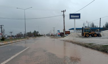 Depremin ardından yağmur vurdu