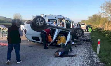 Kamyonet ile otomobil çarpıştı: 7 yaralı