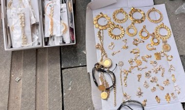 Enkazlardan çıkan değerli eşyalar sahiplerine teslim ediliyor