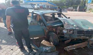 Kamyon ile otomobil çarpıştı: 2 yaralı