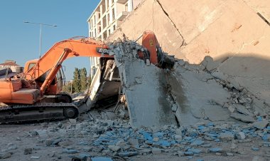 Bina iş makinesinin üzerine çöktü