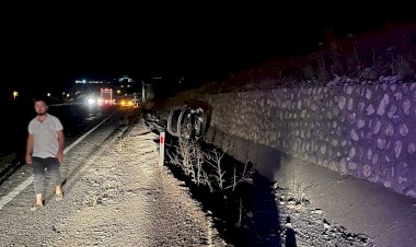 Takla atan otomobil su kanalına düştü