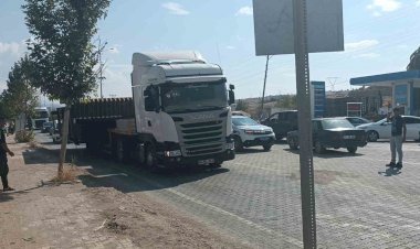 Zirai alet taşıyan tırlar trafikte uzun araç kuyruklarına neden oldu