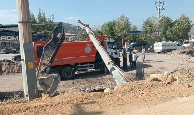 Elektrik direği kamyonun üzerine devrildi