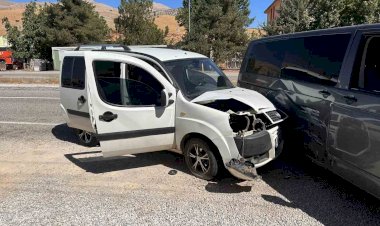 Üç aracın karıştığı kazada 1 kişi yaralandı