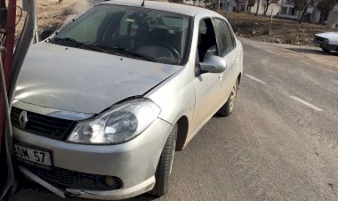 Gölbaşı’nda otomobil elektrik direğine çarptı