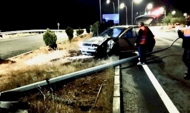 Otomobil elektrik direğine çarptı: 4 yaralı