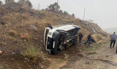 Minibüs şarampole devrildi: 2 yaralı