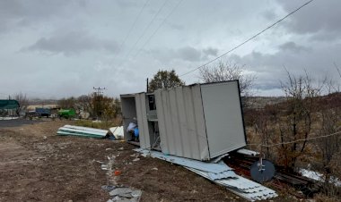 şiddetli fırtına konteyneri uçurdu